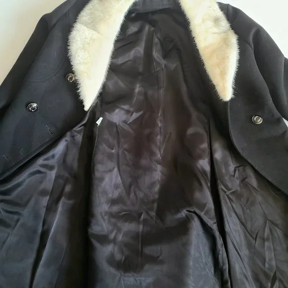 Classic style pure virgin wool black coat with  white mink collar. - Picture 6 of 14